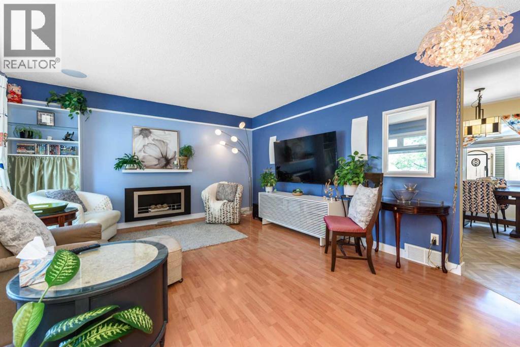 208 Van Horne Crescent NE