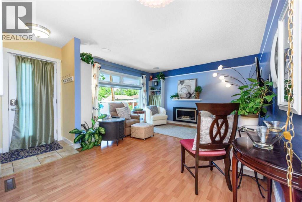 208 Van Horne Crescent NE