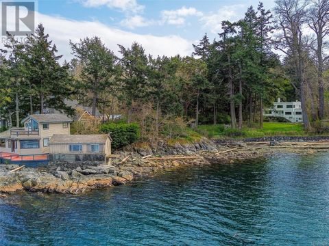 2620 Queenswood Dr Saanich BC V8N1X5