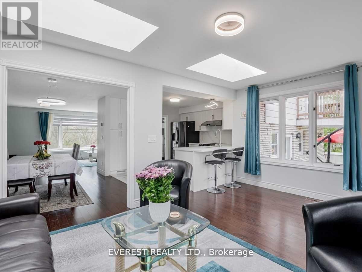 1549 SIMCOE STREET N