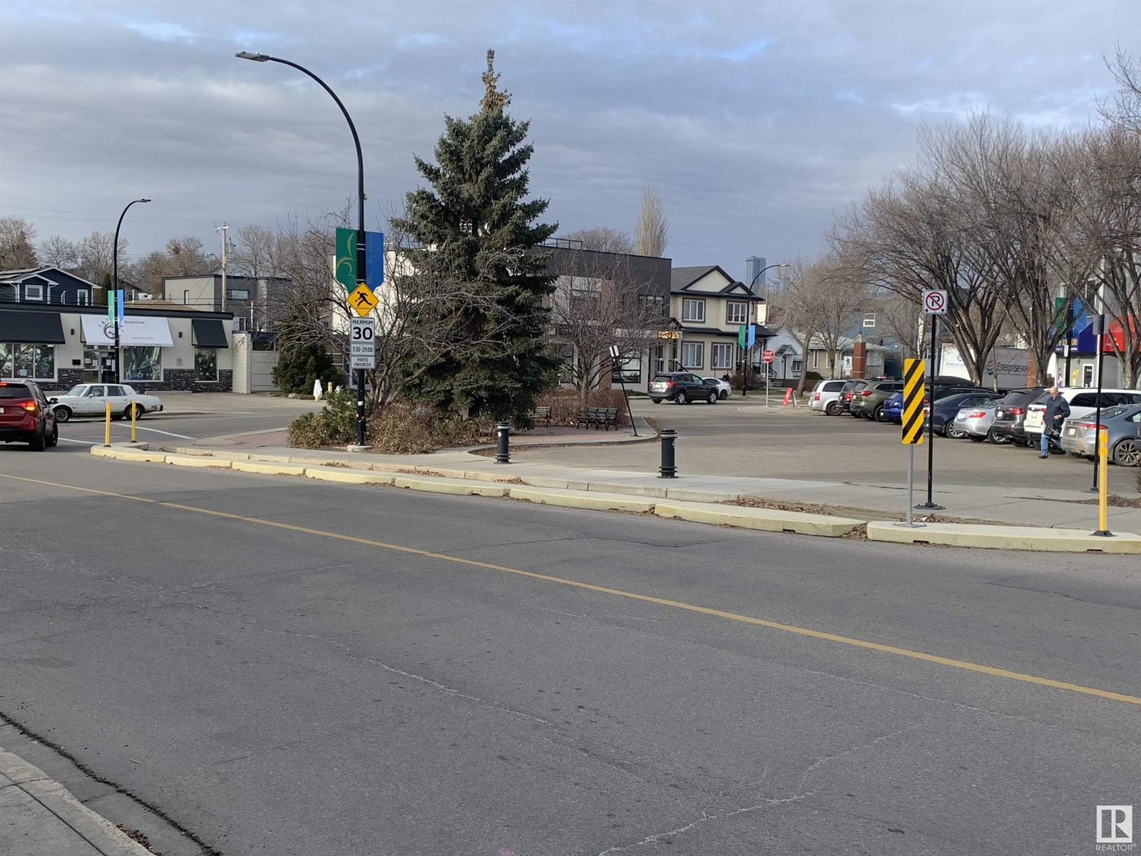 9203 88 AV NW