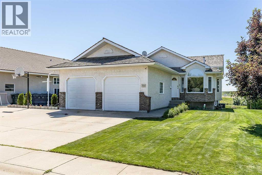 Photo 1 of 46 — 733 Taylor Road SE, Medicine Hat, AB T1B4A5