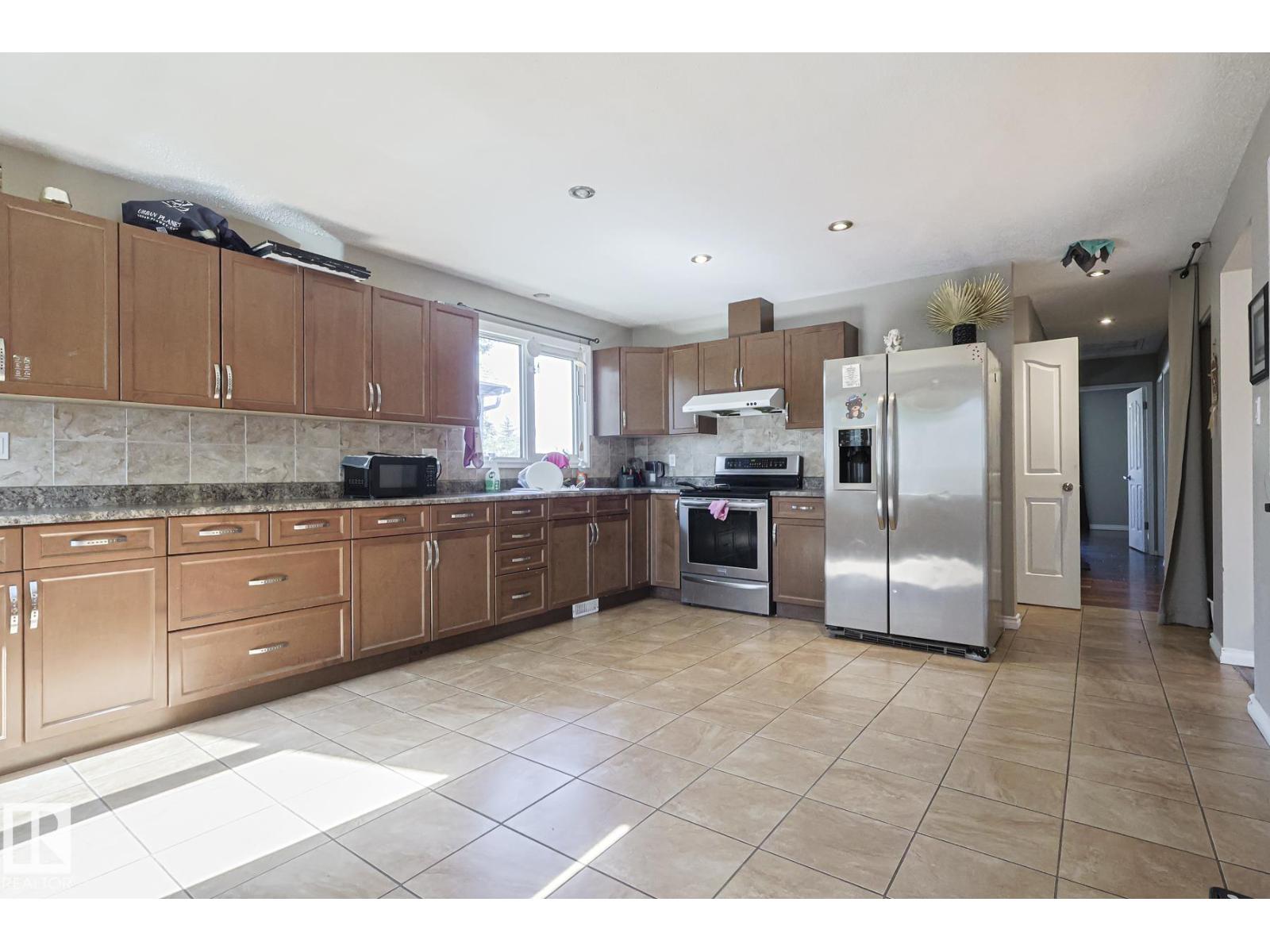 9308A & 9308B 109A AV NW