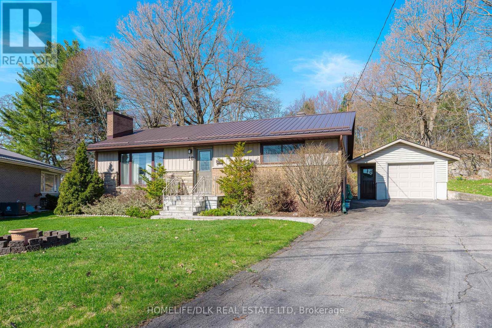 10 OAK CRESCENT
