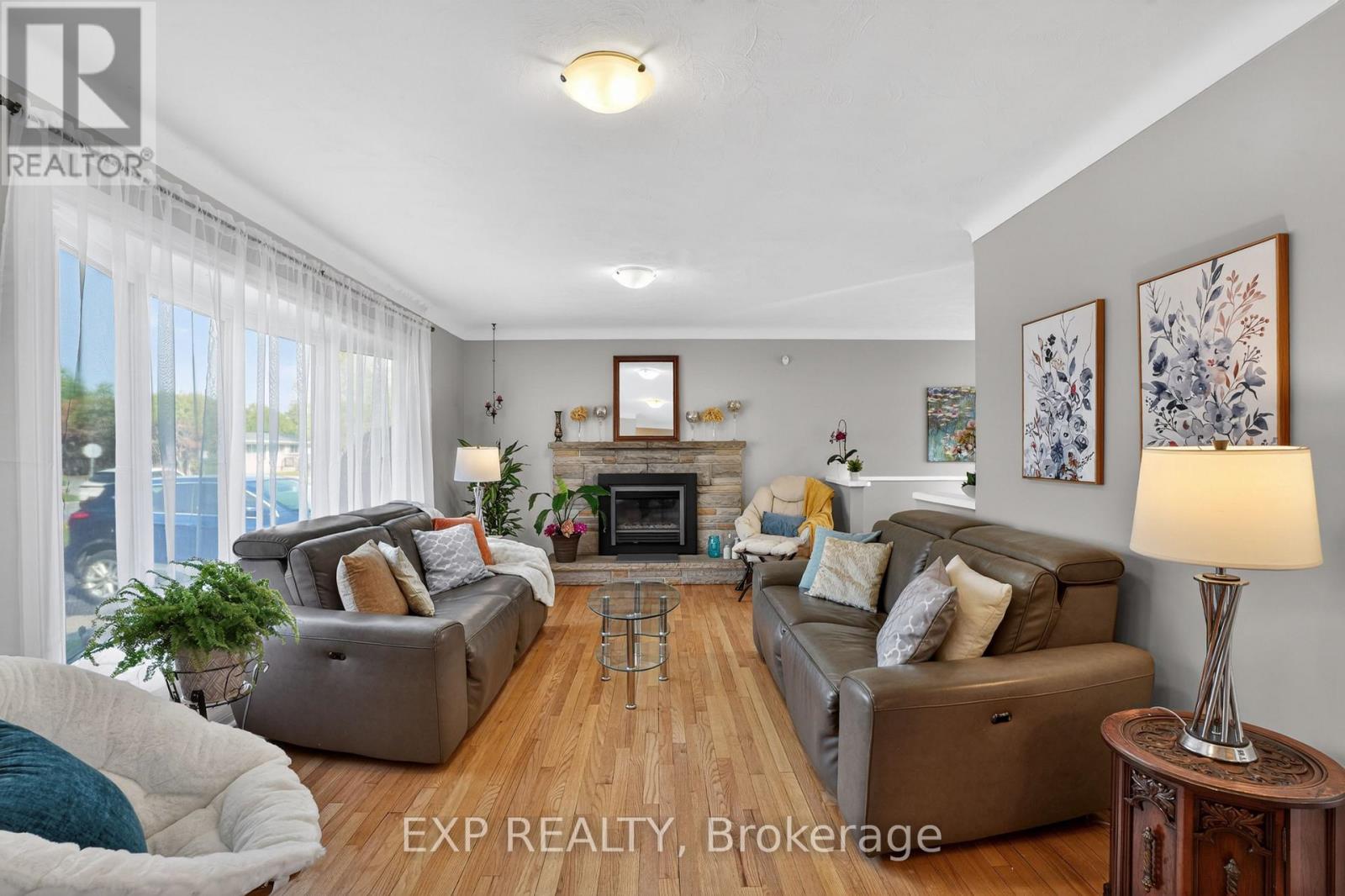 4 WOLMSLEY CRESCENT