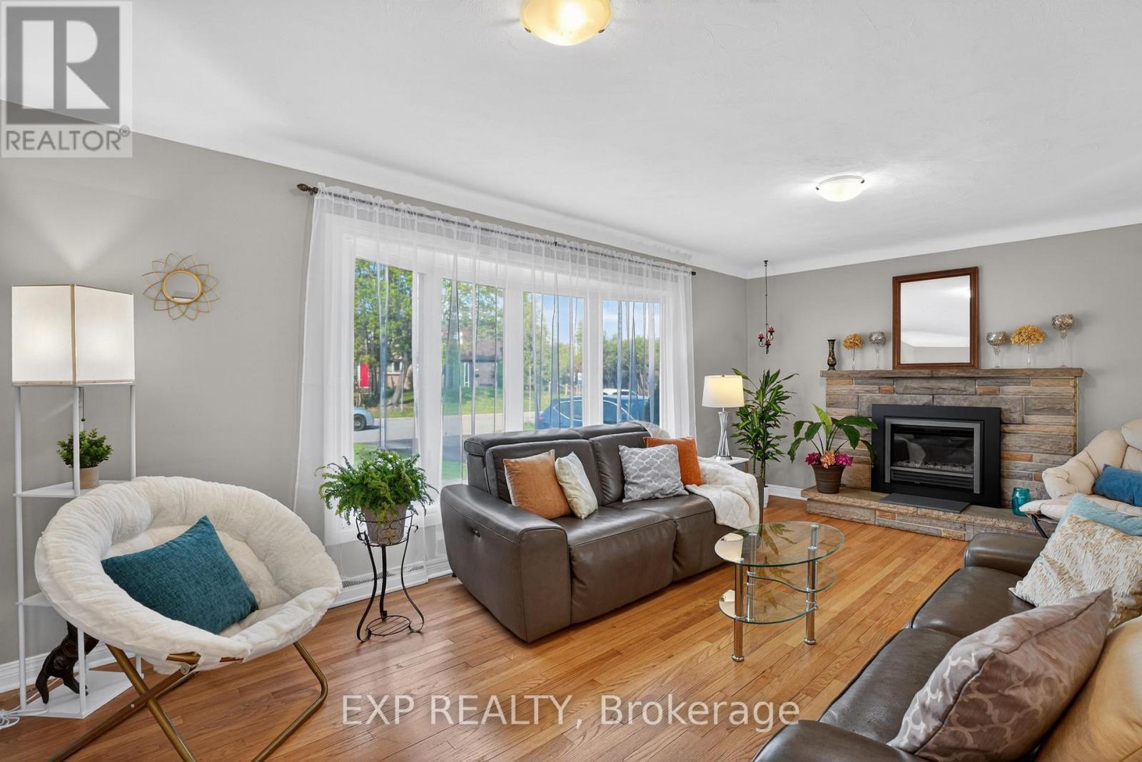 4 WOLMSLEY CRESCENT