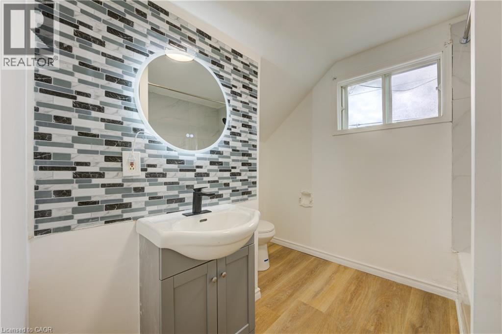 524 SIMCOE Street