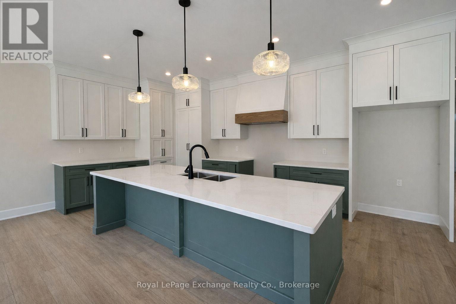 39 MERCEDES CRESCENT