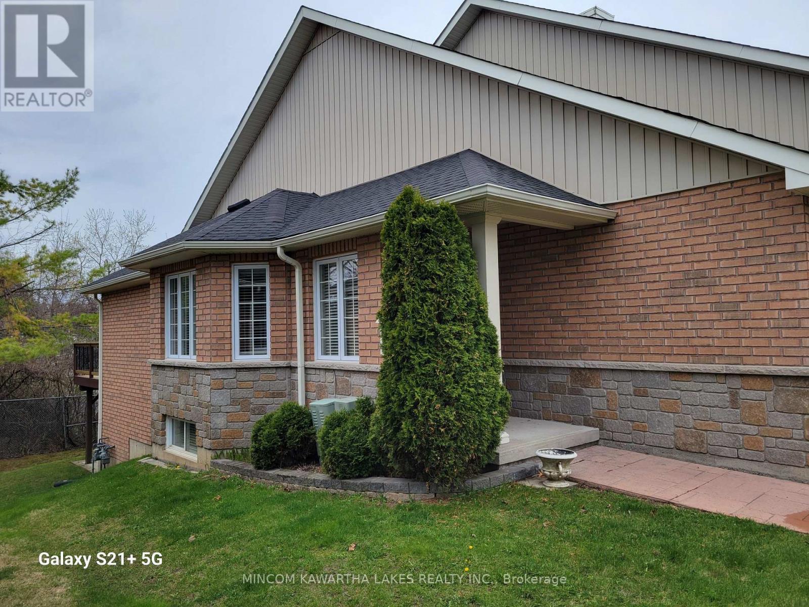7 VILLAGE CRESCENT