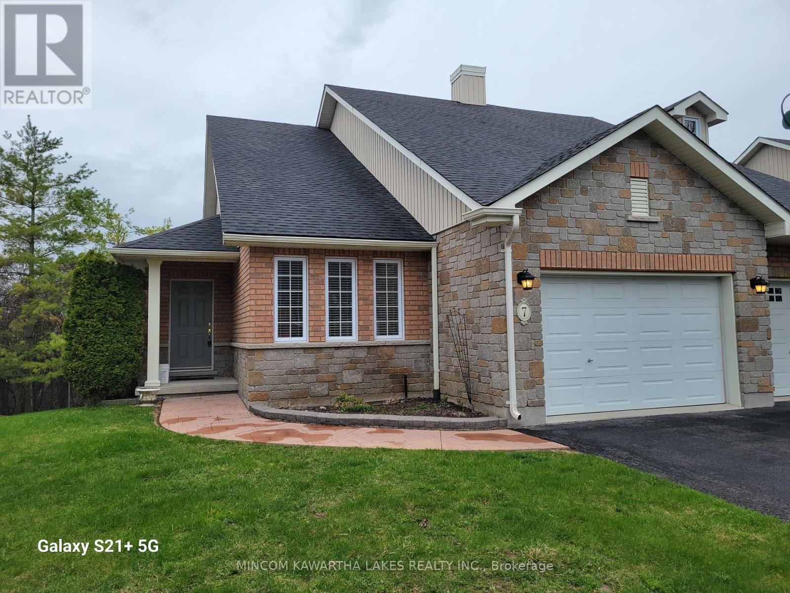 7 VILLAGE CRESCENT