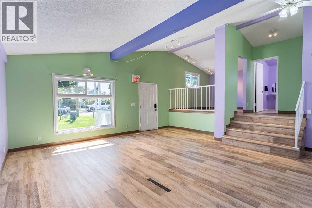 106 Elma Street W