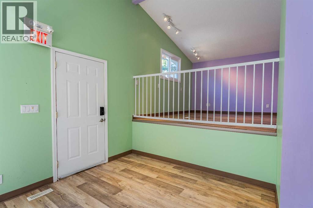 106 Elma Street W