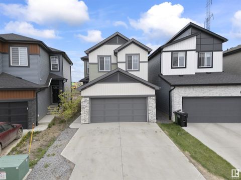 9413 PEAR CR SW Edmonton AB T6X2Z4