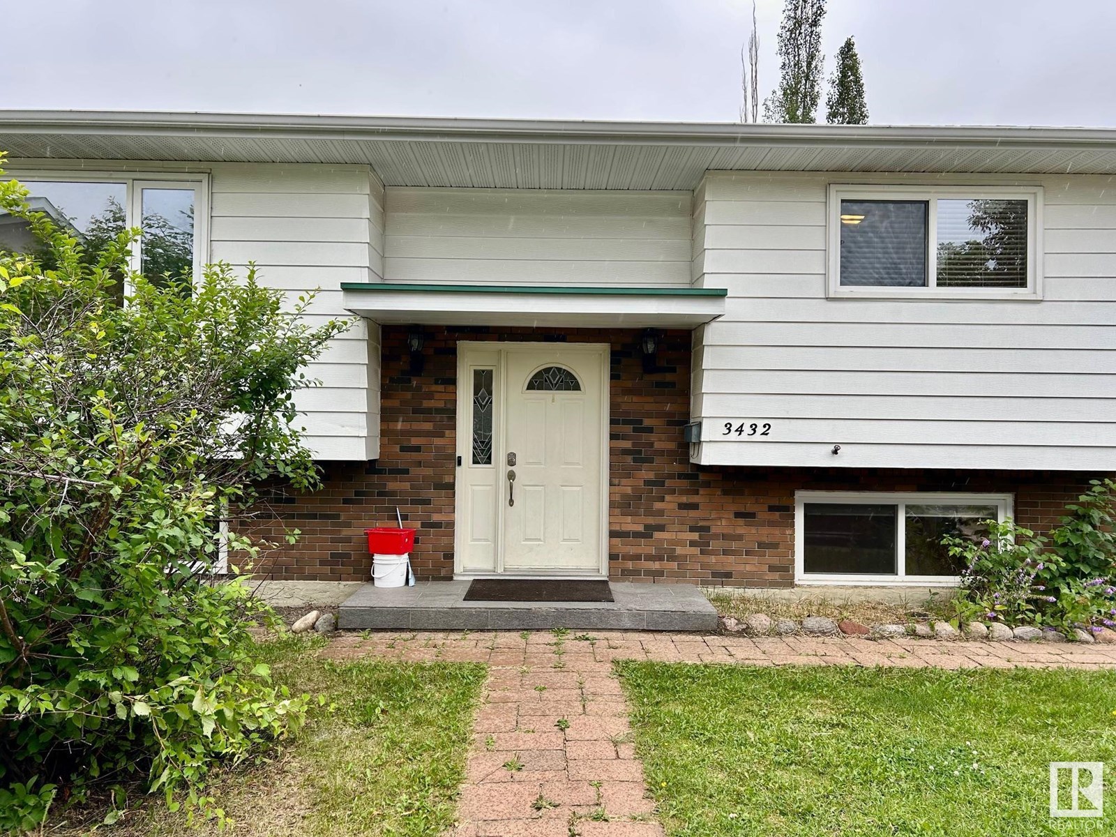 3432 81 ST NW