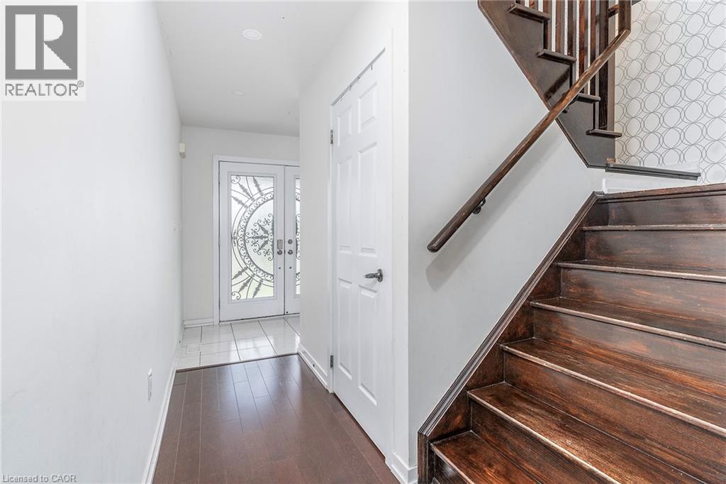 32 HEDGES Crescent