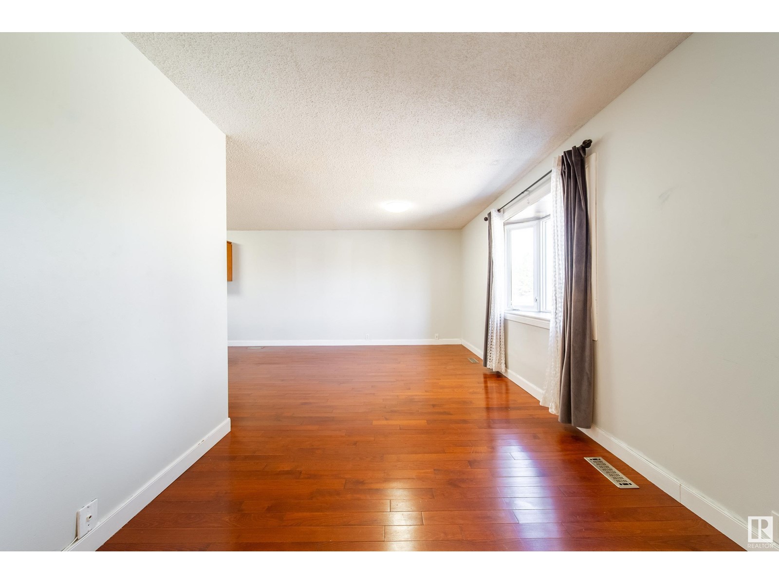 5409 22 AV NW