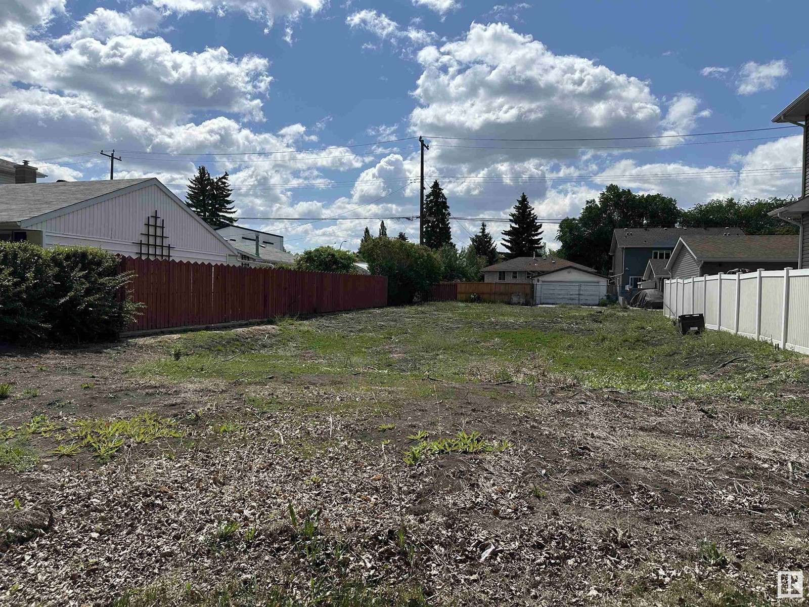 8527 77 AV NW