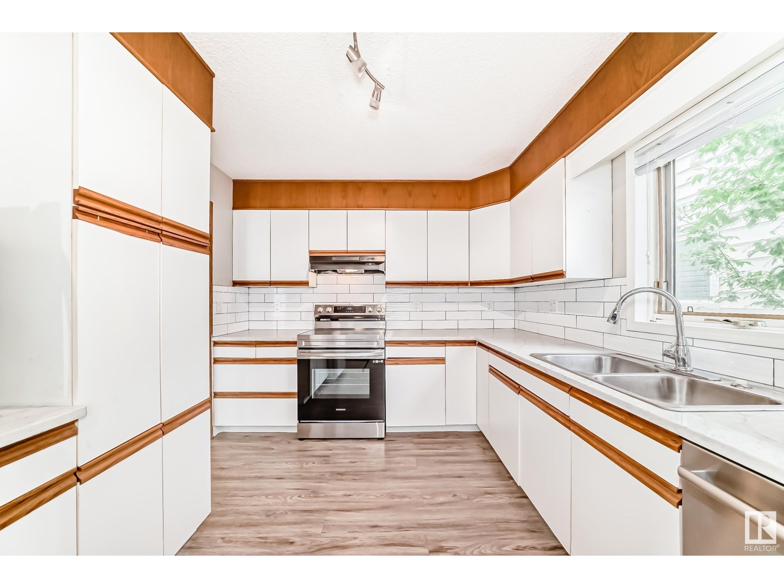 10735 68 AV NW