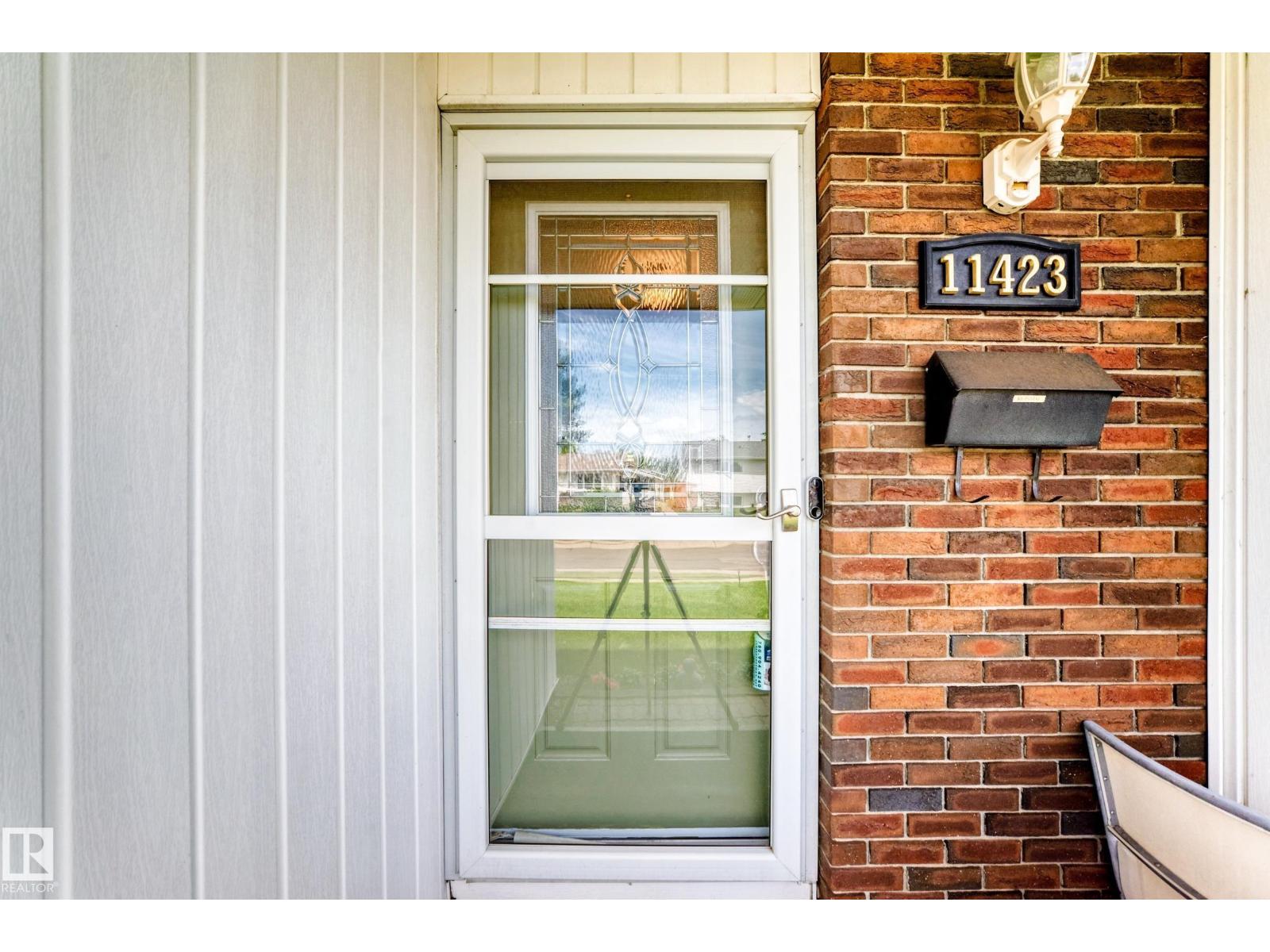 11423 161 AV NW