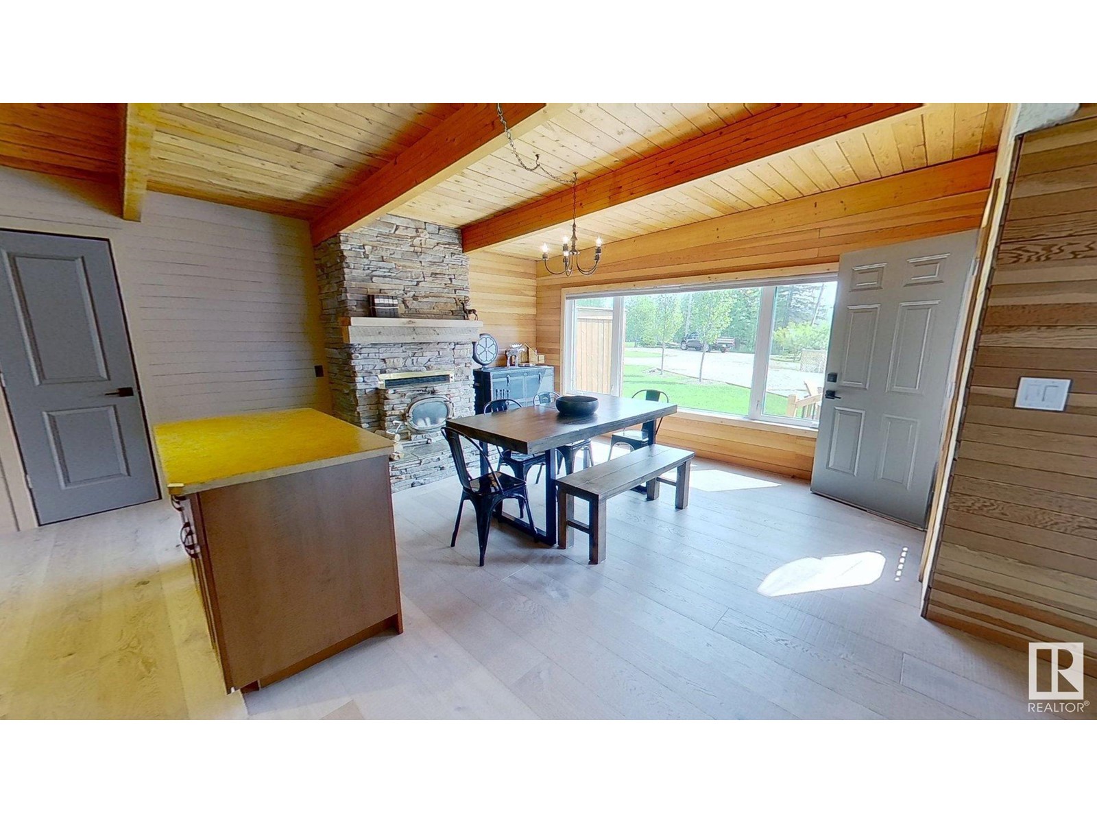 610 Long Lake DR