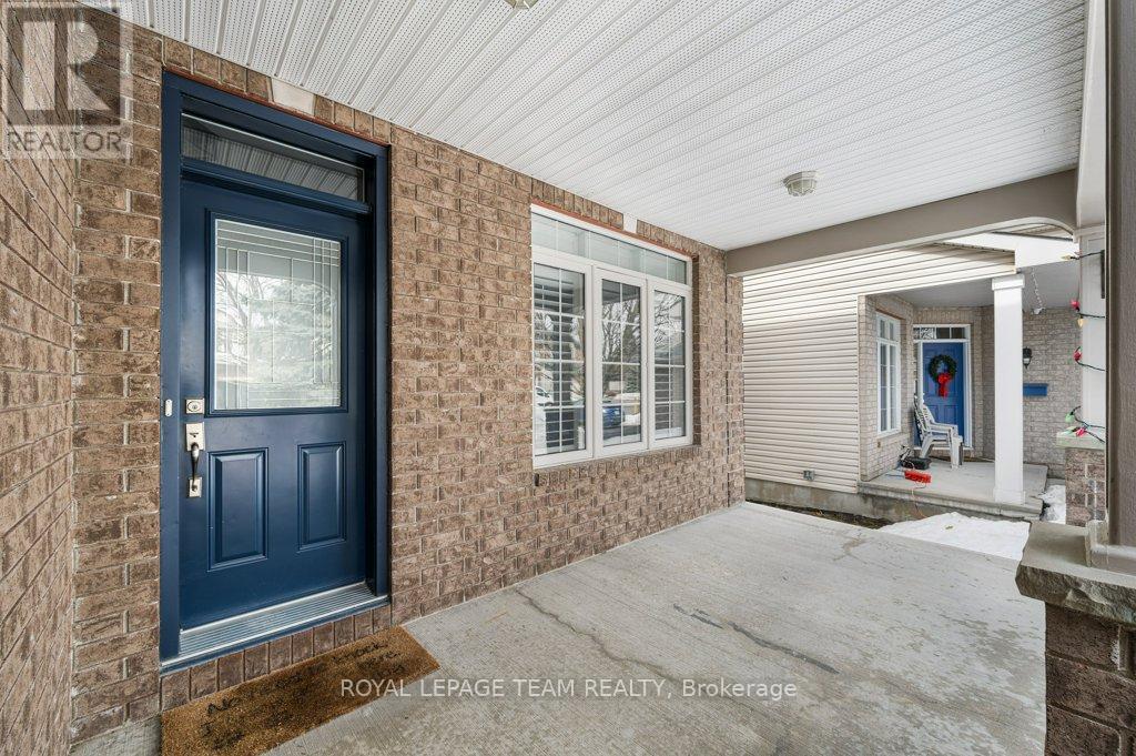 8 THUNDERBIRD CRESCENT