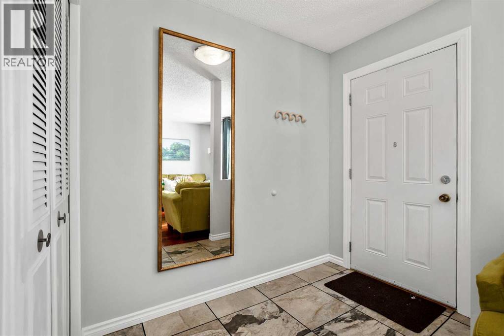 71 Strathcona Crescent SW