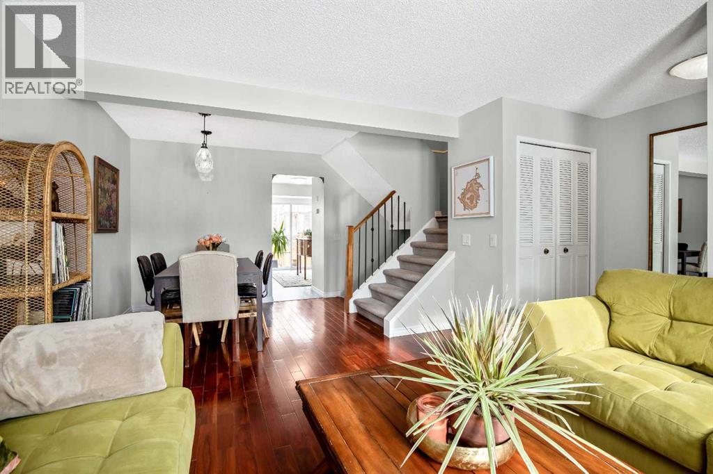 71 Strathcona Crescent SW