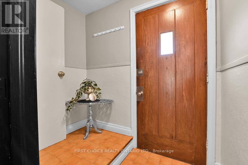 9 HURON AVENUE N