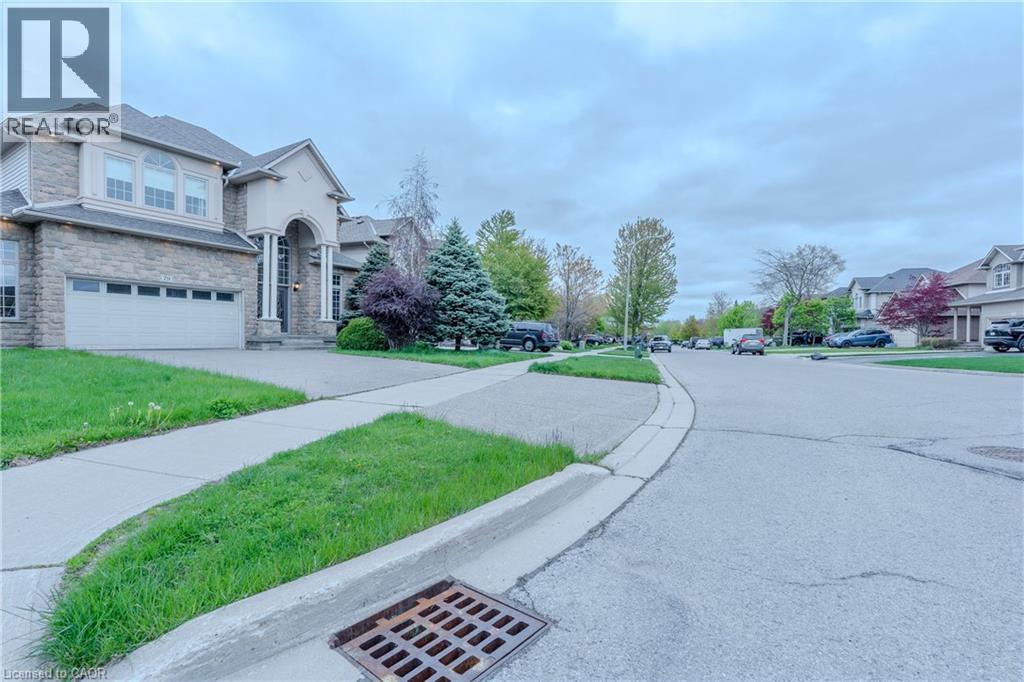 79 MOORLAND Crescent