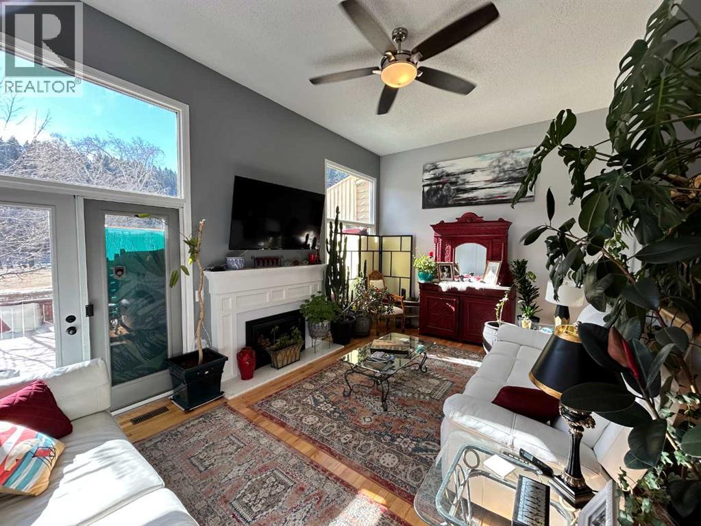 340 Point Mckay Gardens NW