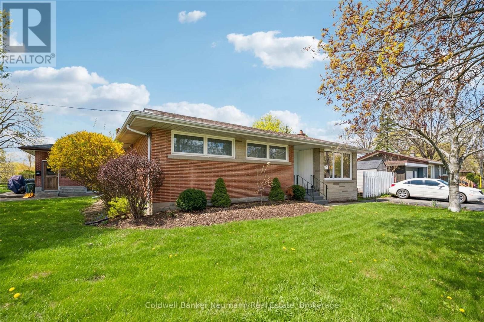 92 VICTORIA ROAD N