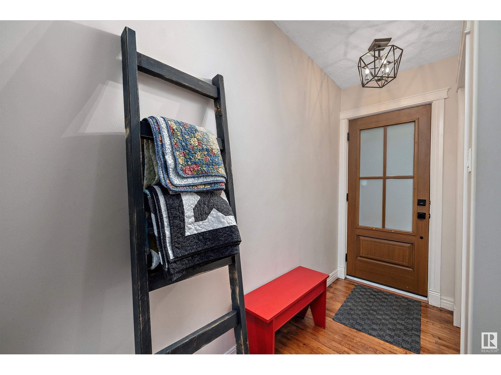 10511 68 AV NW