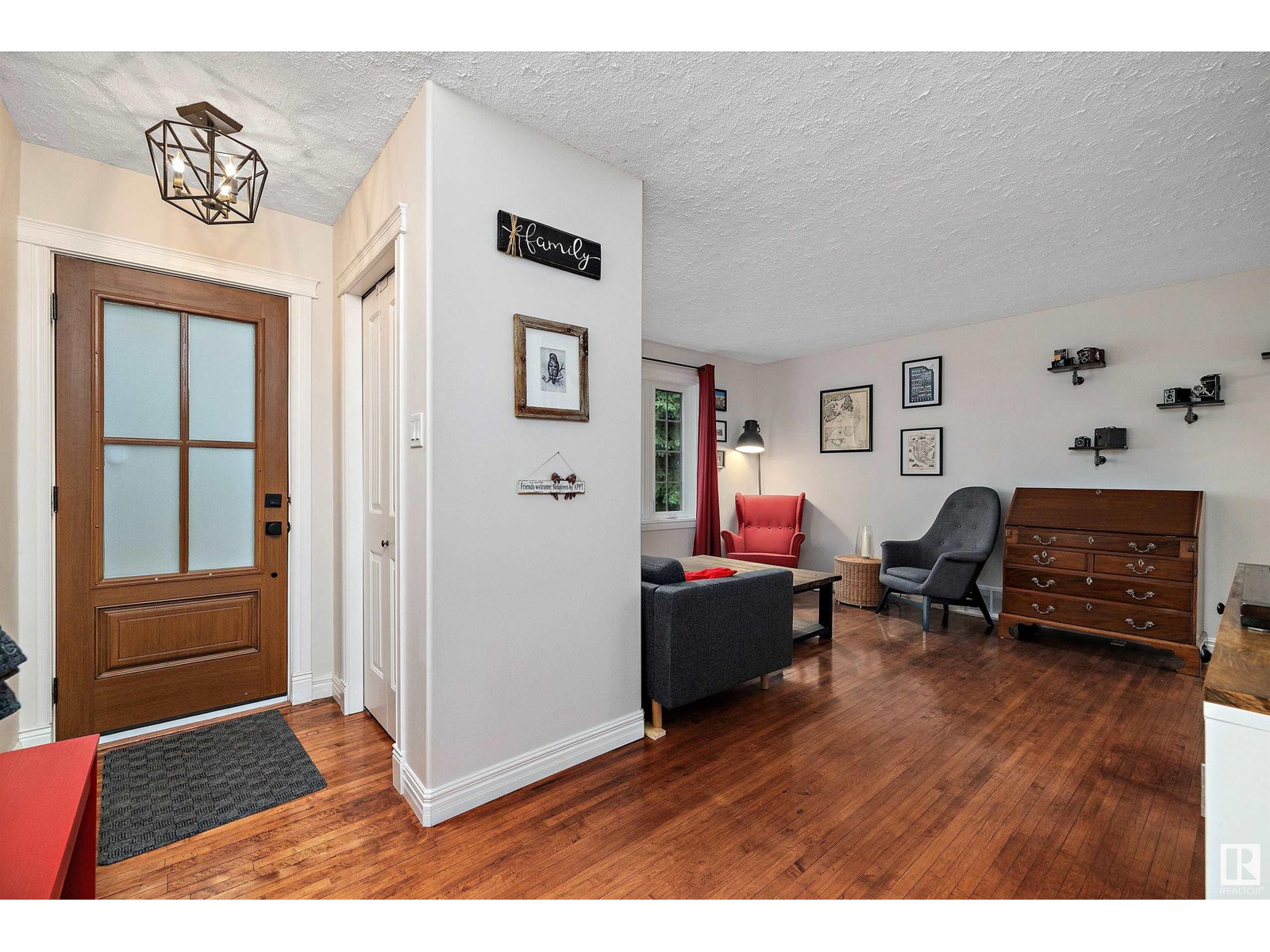10511 68 AV NW