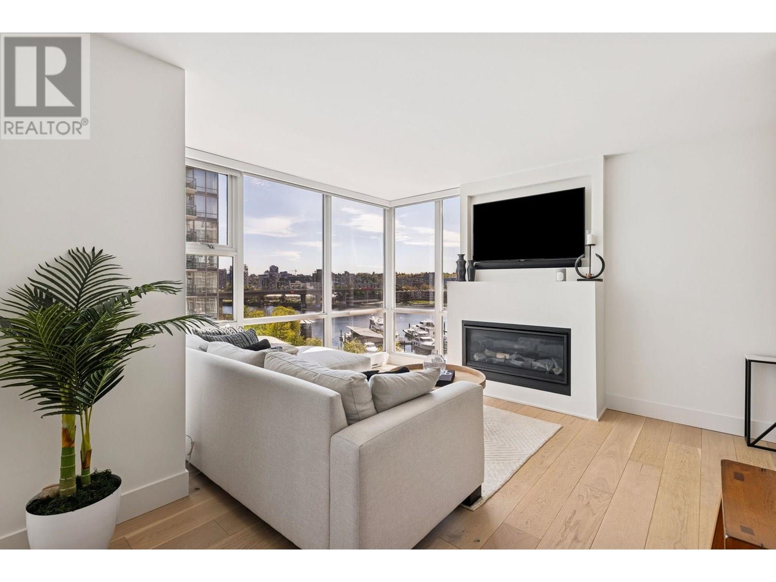 801 1077 MARINASIDE CRESCENT