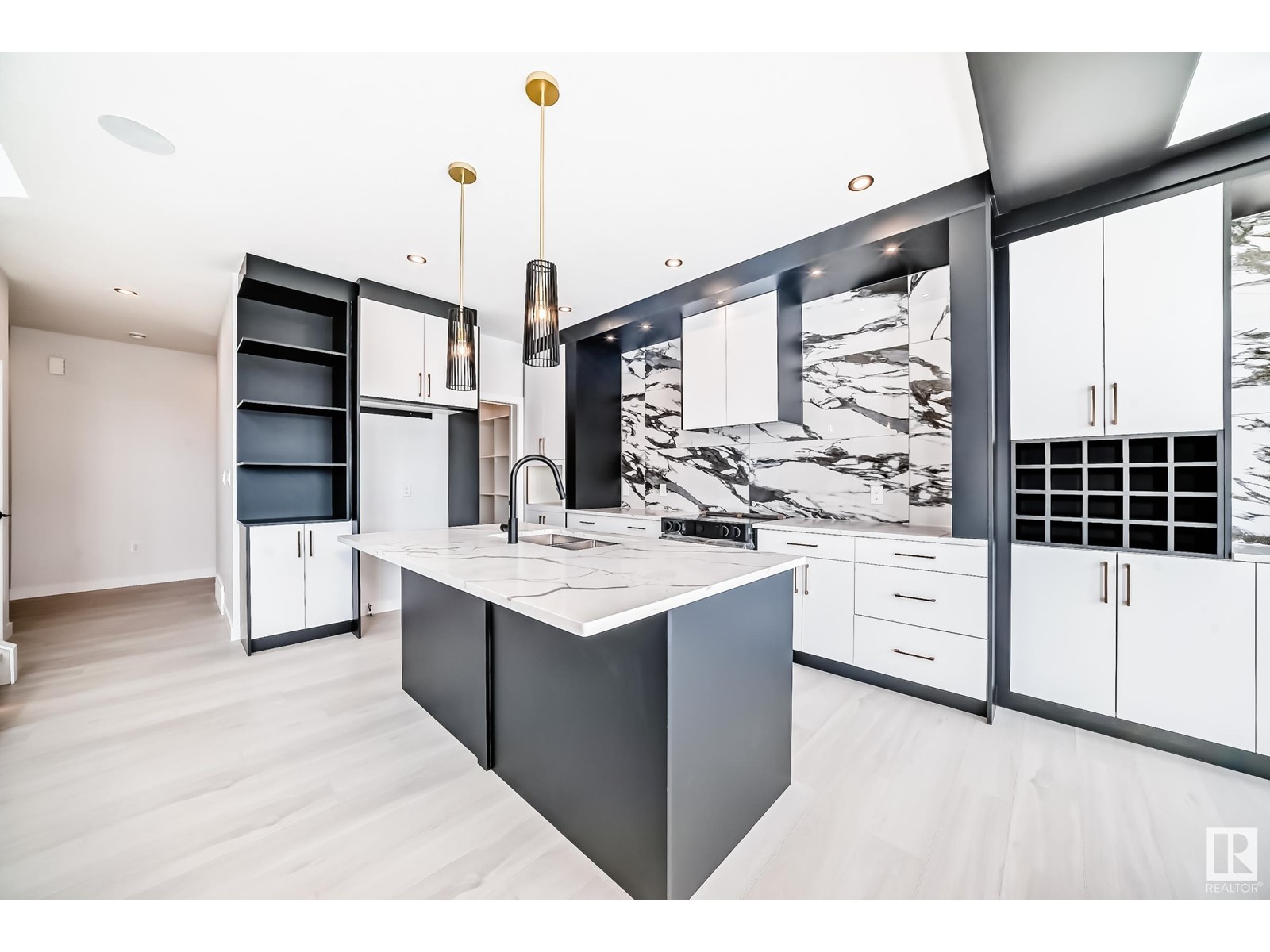 32 ASHBURY CR