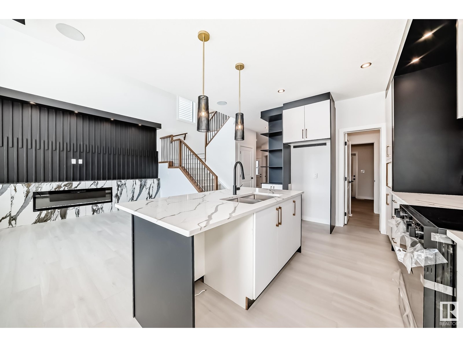 32 ASHBURY CR