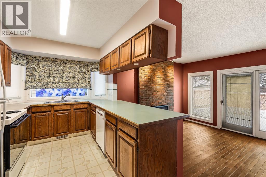 716 Coach Bluff Crescent SW