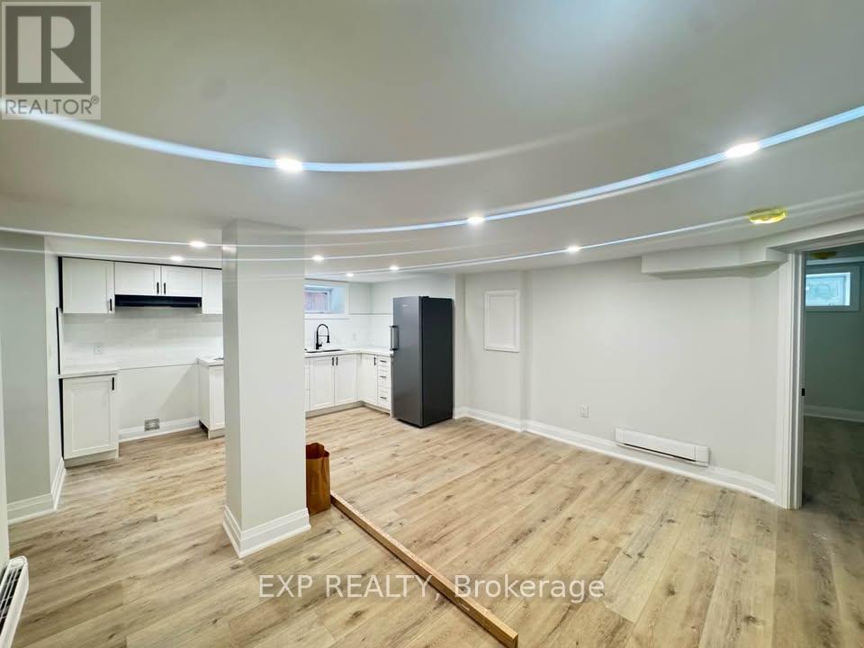 5 - 952 MAIN STREET E