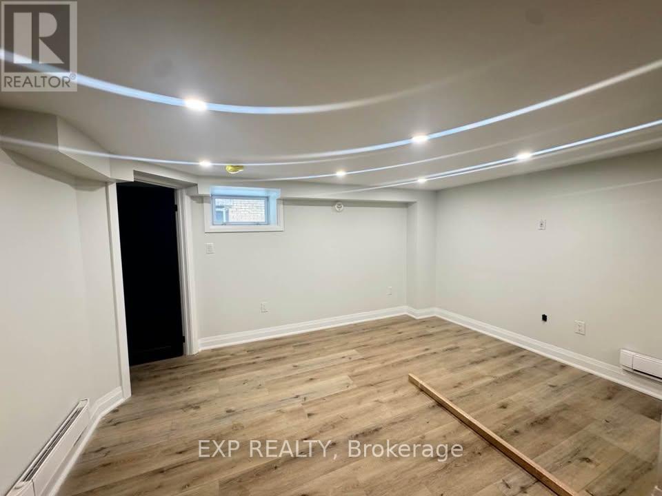 5 - 952 MAIN STREET E