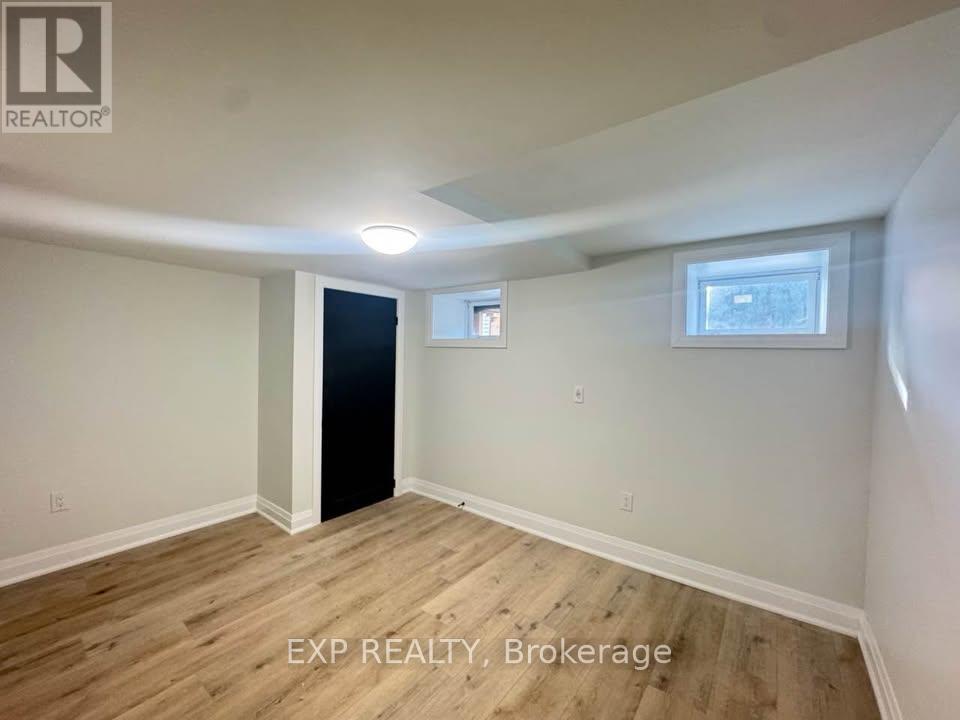 5 - 952 MAIN STREET E