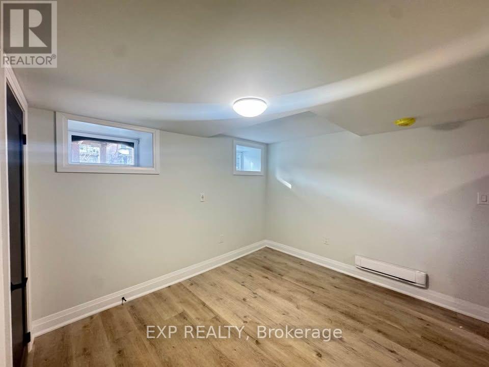 5 - 952 MAIN STREET E