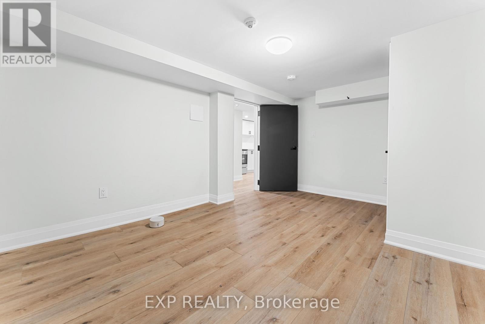 5 - 952 MAIN STREET E