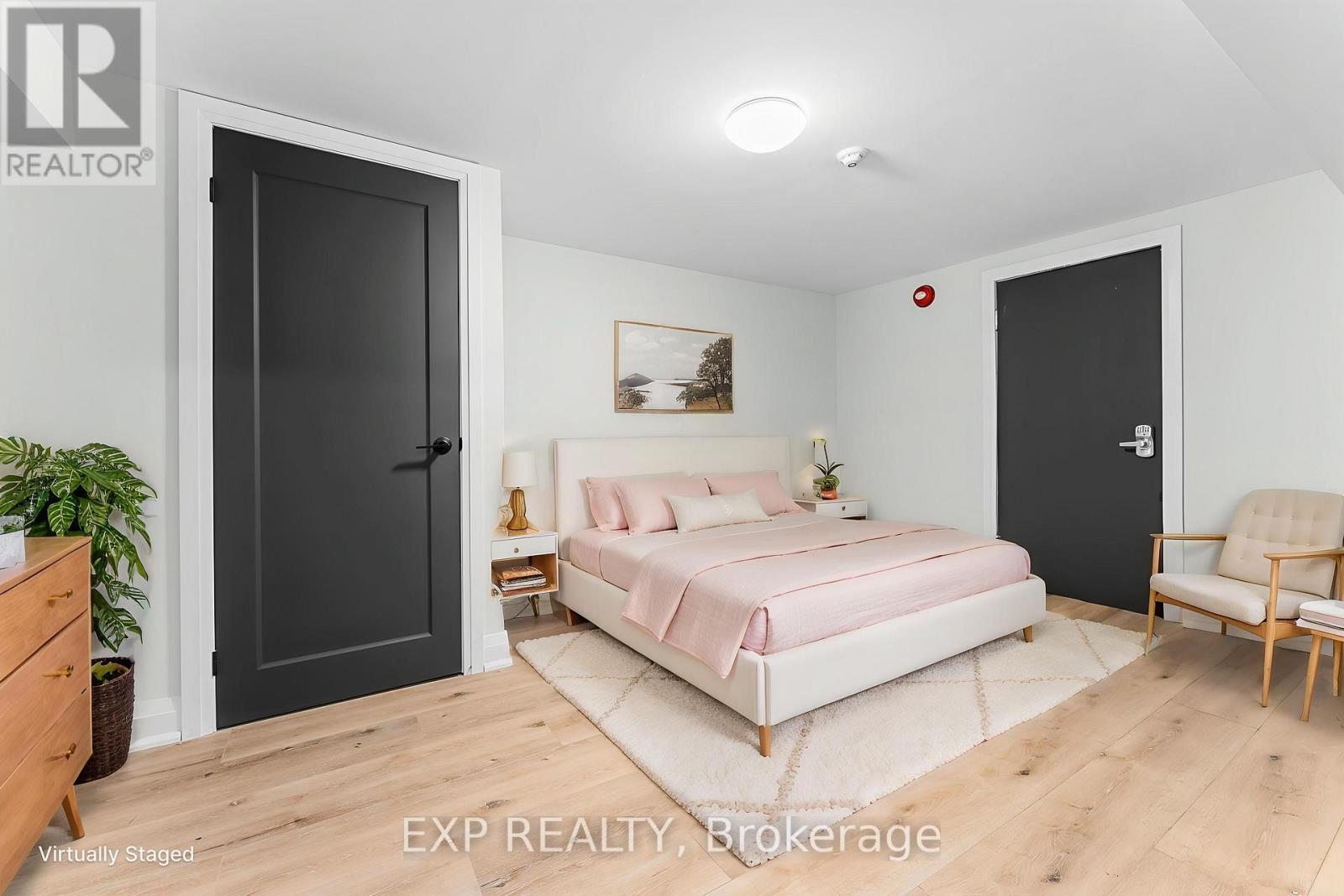 5 - 952 MAIN STREET E