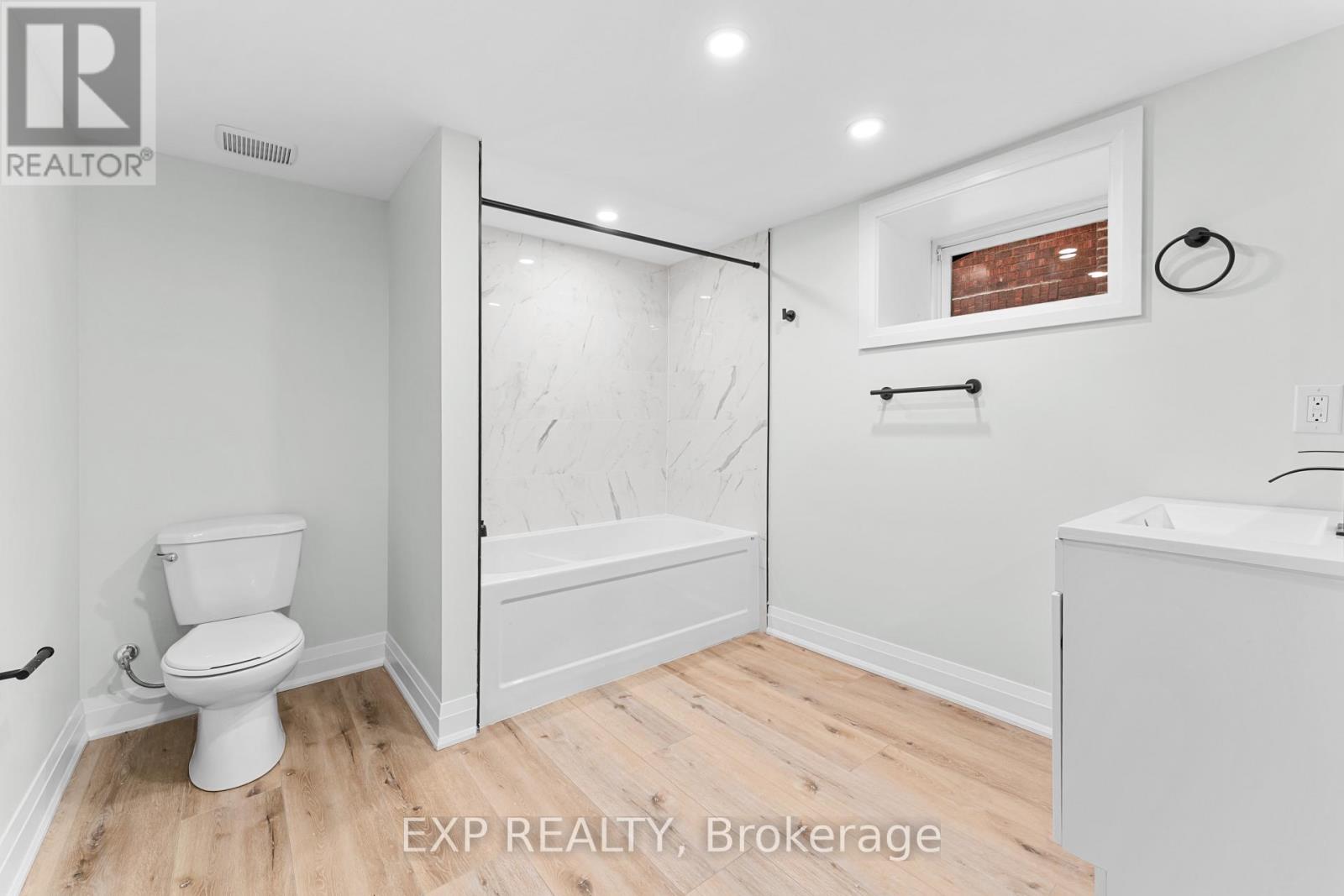 5 - 952 MAIN STREET E