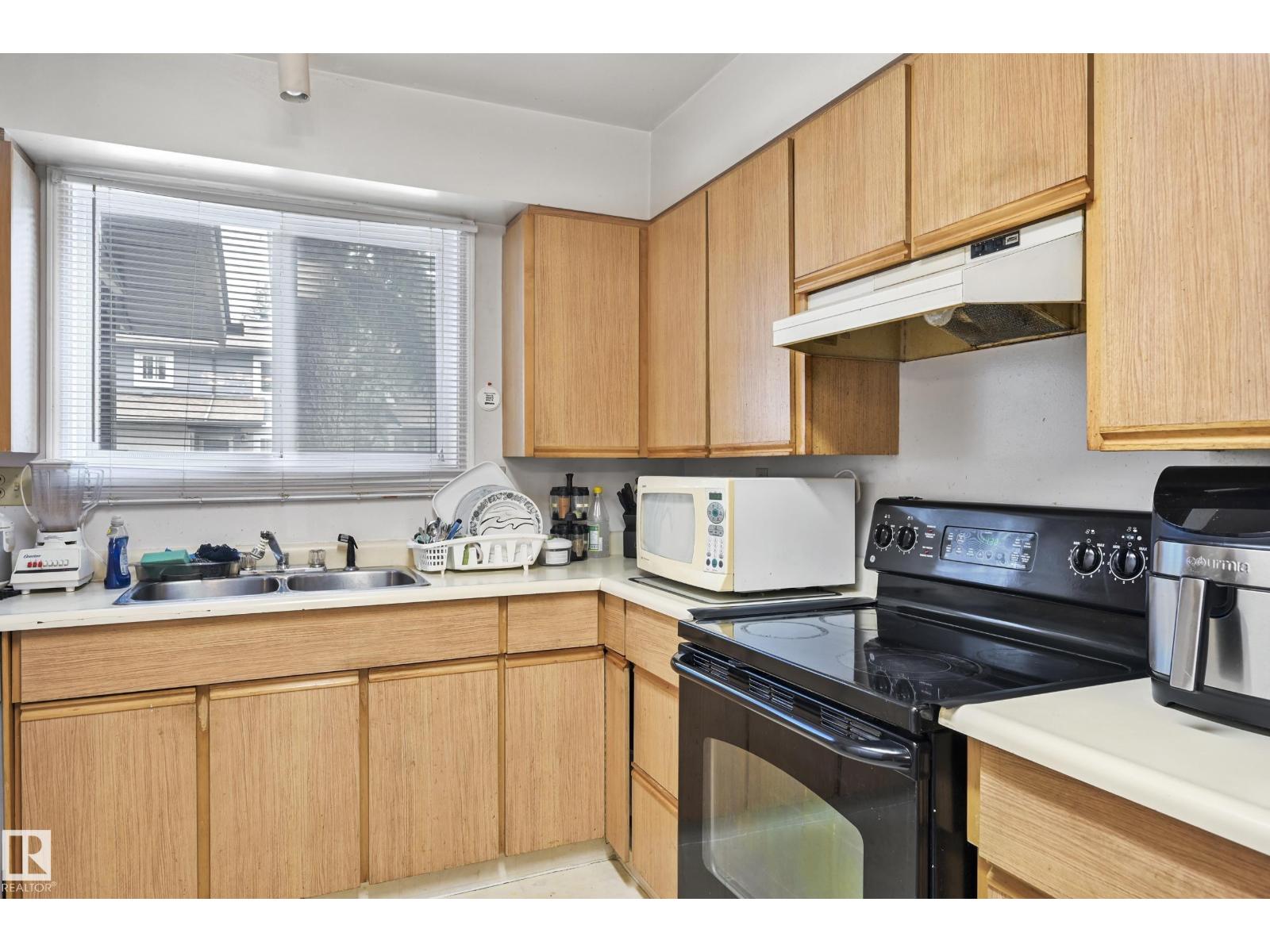 #4 7604 29 AV NW