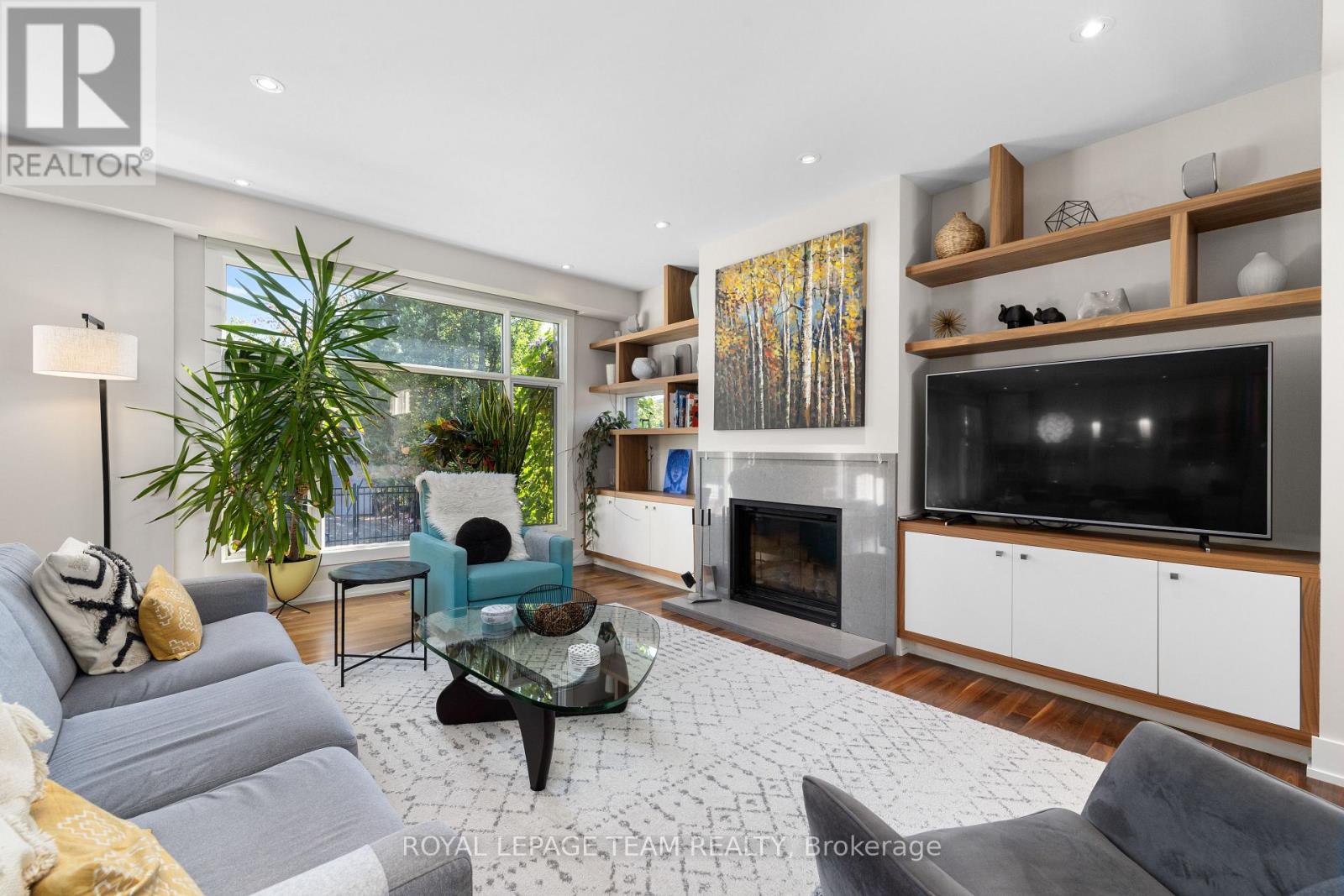 879 WINNINGTON AVENUE