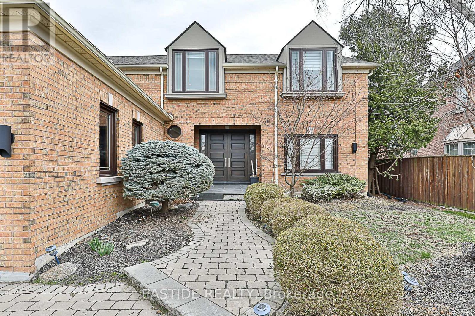 11 GATCOMBE CIRCLE