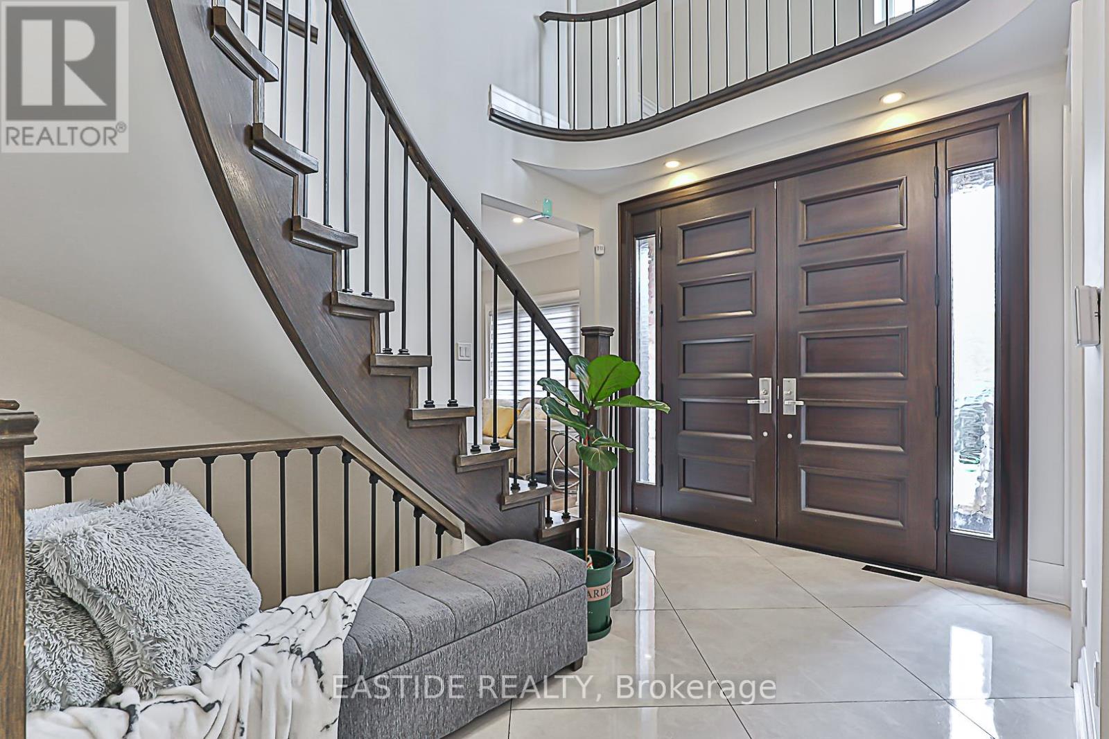 11 GATCOMBE CIRCLE