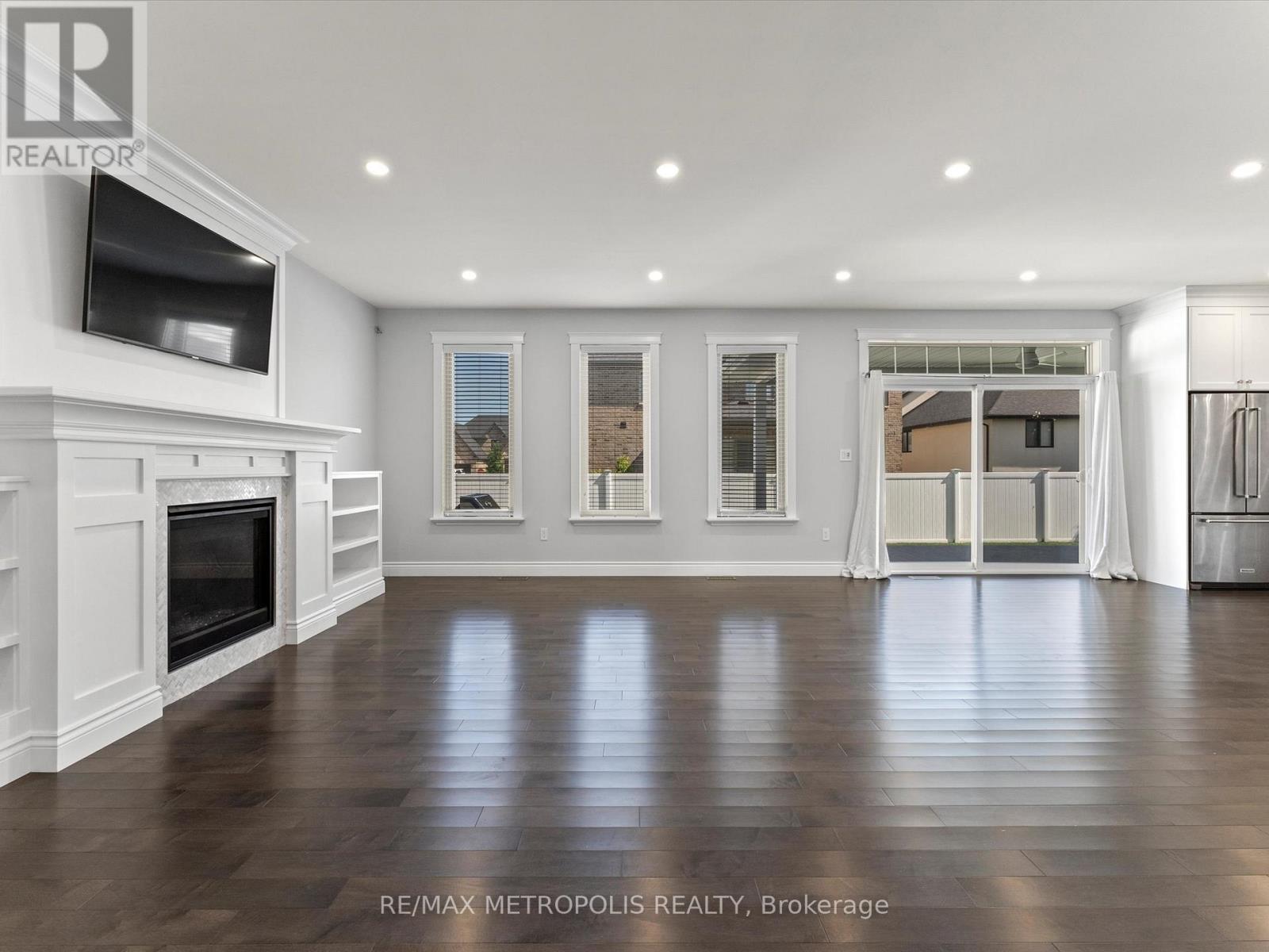 925 LAKEWOOD CRESCENT
