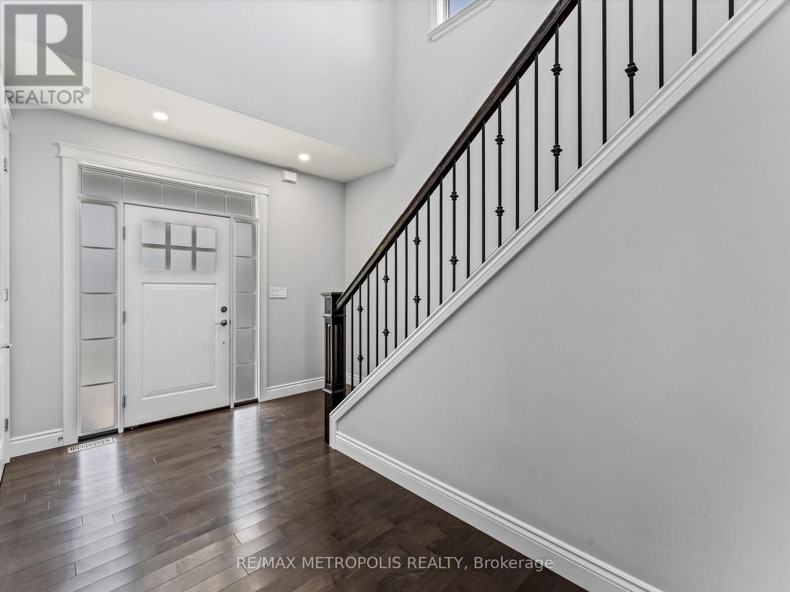 925 LAKEWOOD CRESCENT